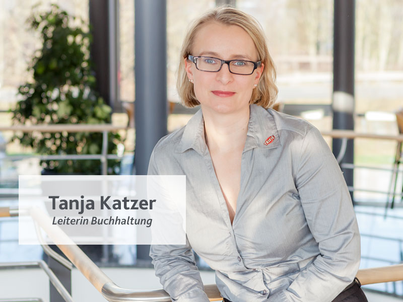 Porträt von Tanja Katzer, Leiterin Buchhaltung.
