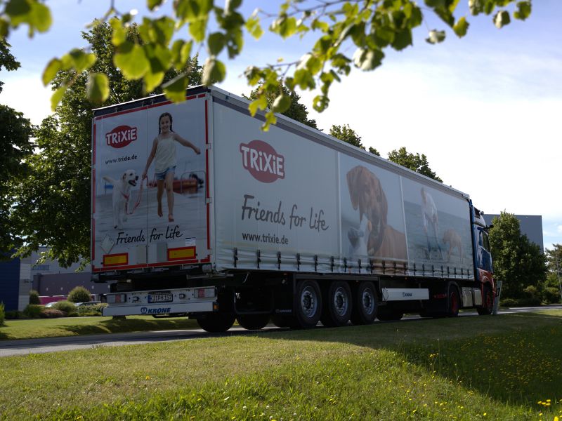 LKW mit Fotos und Logos von TRIXIE fährt auf einer Straße