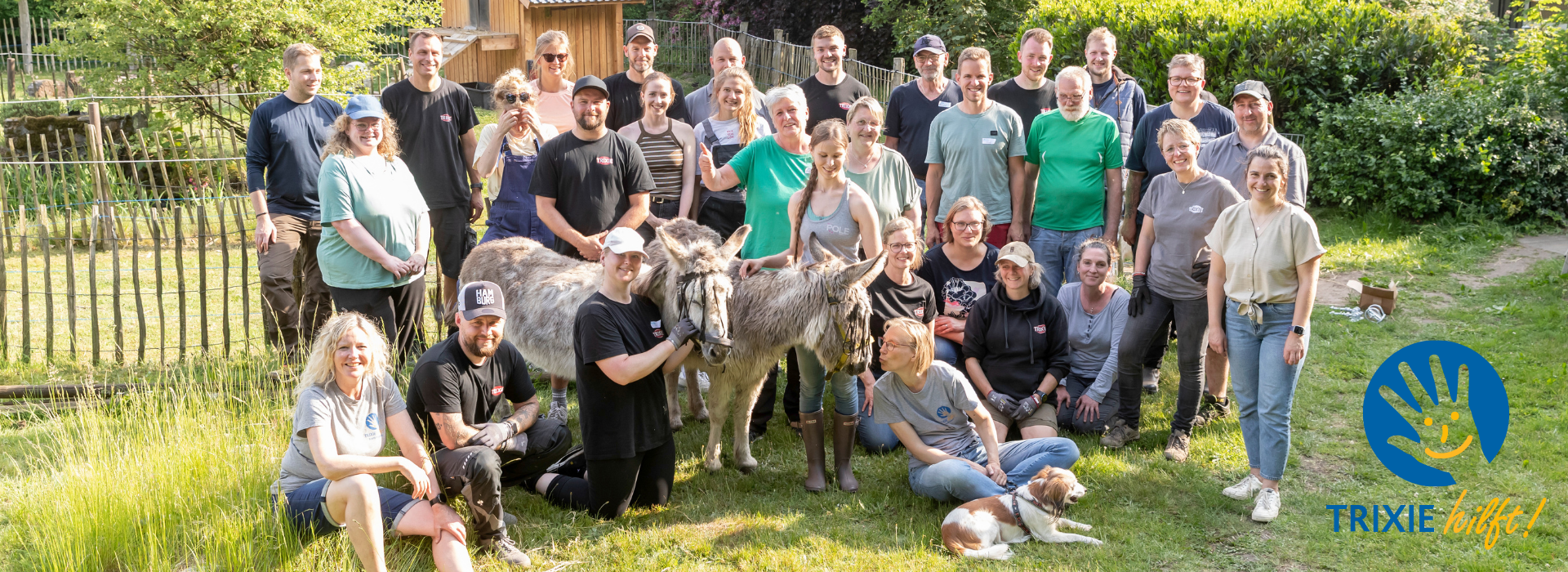 Gruppenfoto von den Mitarbeiter*innen des Teams von TRIXIE hilft!